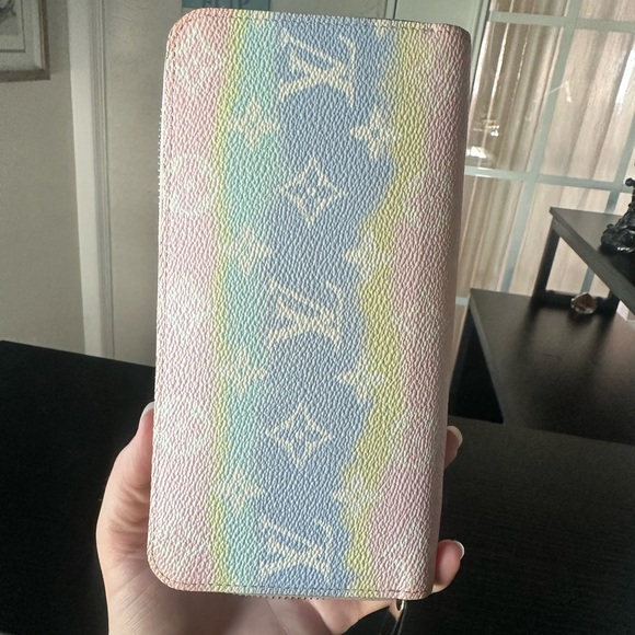Limited Edition Louis Vuitton Escale Pastel zippy wallet card holder - Picture 15 of 16